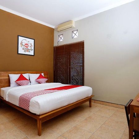Oyo 1072 Kampung Condro Wulan Guesthouse Maguwo Exterior photo