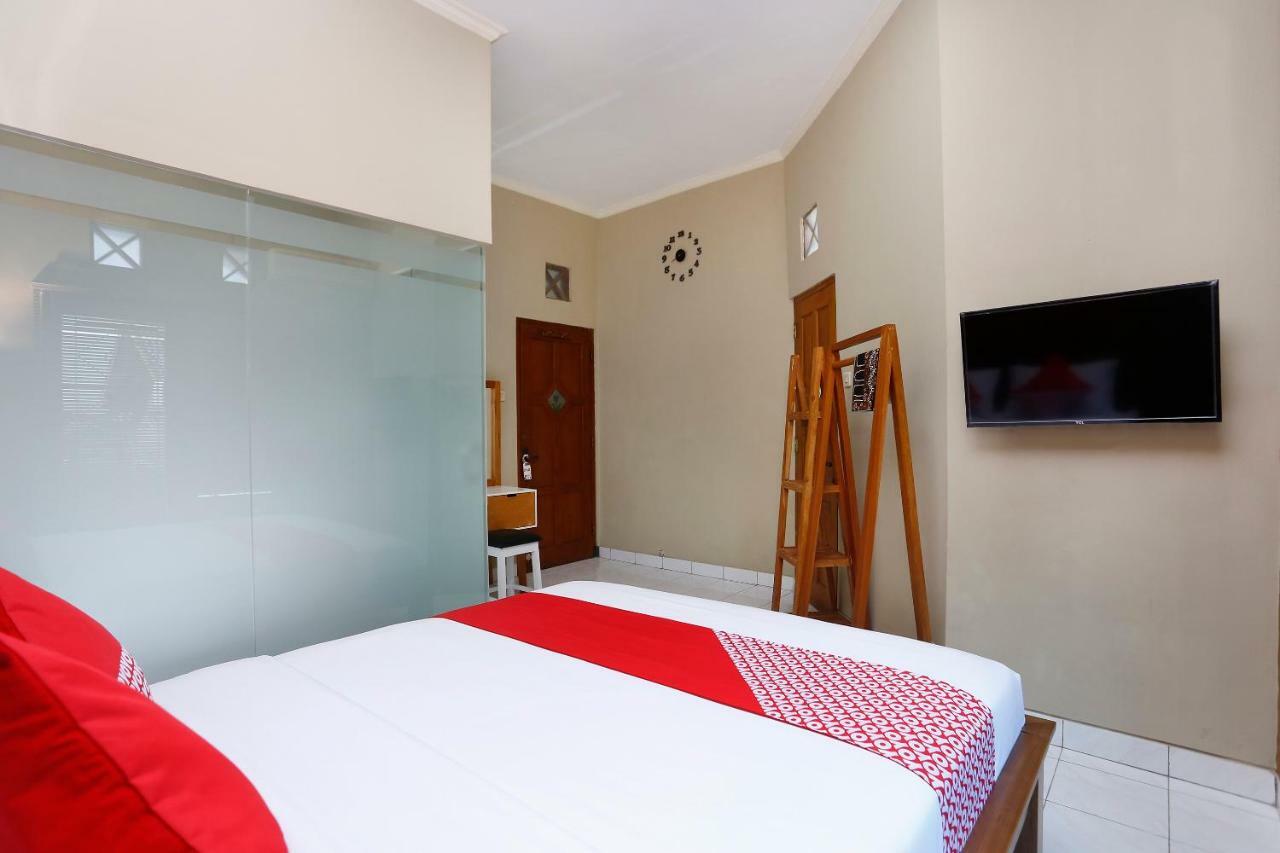 Oyo 1072 Kampung Condro Wulan Guesthouse Maguwo Exterior photo