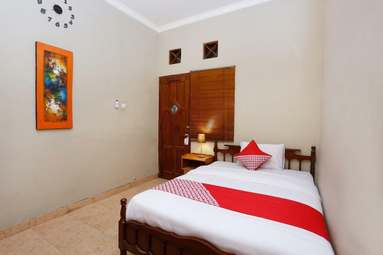 Oyo 1072 Kampung Condro Wulan Guesthouse Maguwo Exterior photo