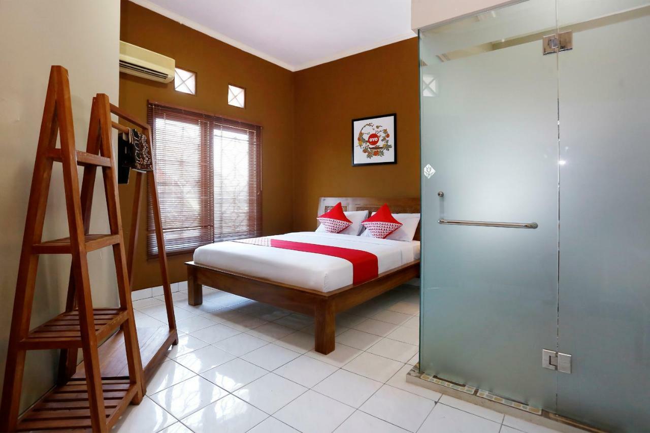 Oyo 1072 Kampung Condro Wulan Guesthouse Maguwo Exterior photo