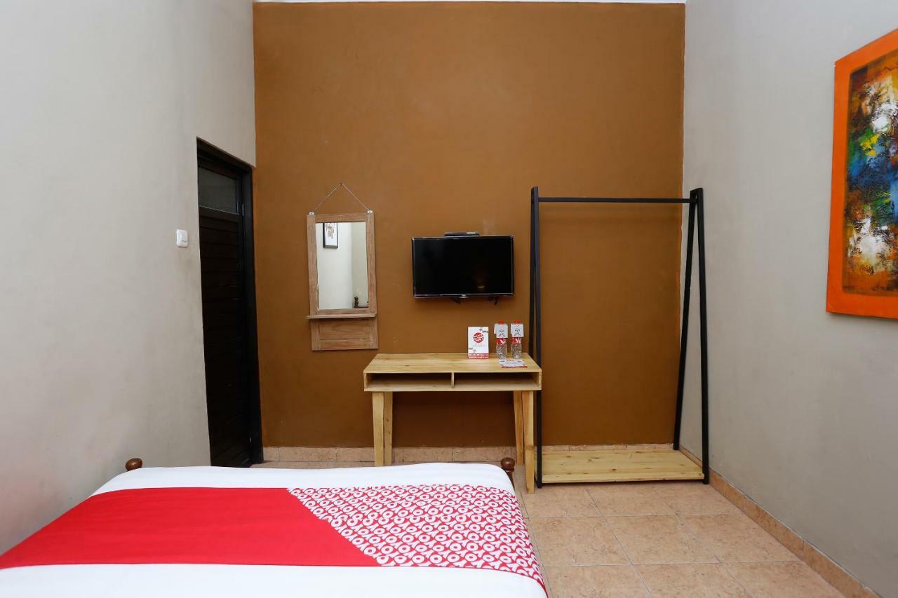 Oyo 1072 Kampung Condro Wulan Guesthouse Maguwo Exterior photo